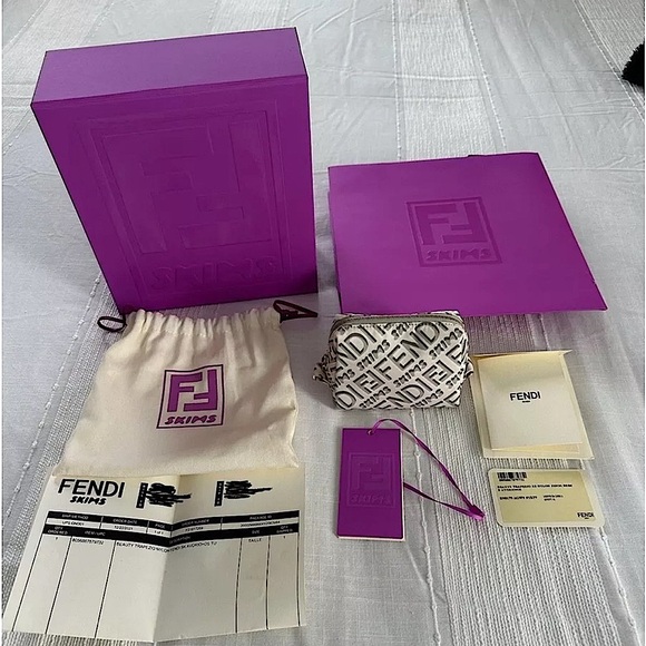 Fendi Skims Pouch🩷 - Picture 2 of 13